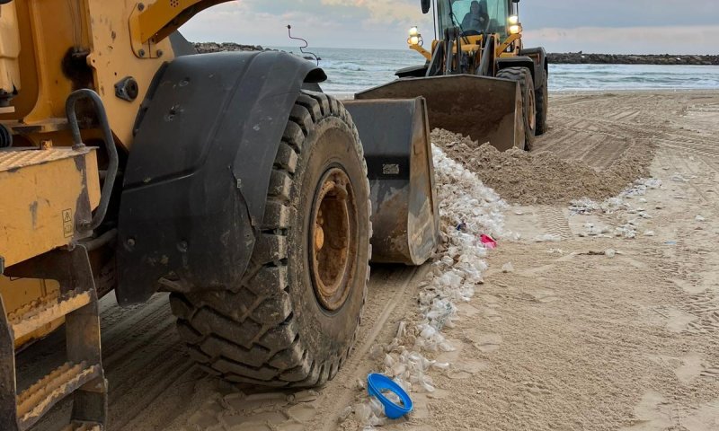 עיריית אשקלון מפנה את החפצים שנסחפו מהמכולה לחוף