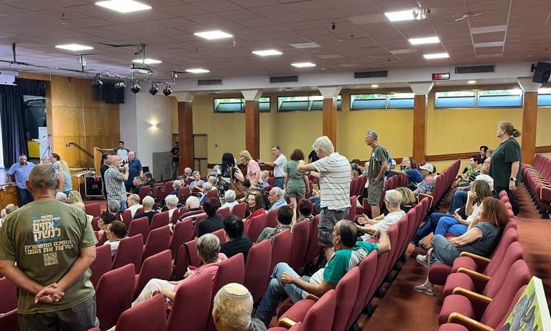 שוב מהומה בכנס: מפגינים התפרצו לעבר ניסים ואטורי