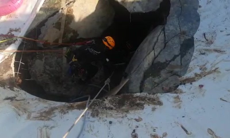 המחלצים נכנסים לבולען לאיתור הנעדר בבריכה | צפו