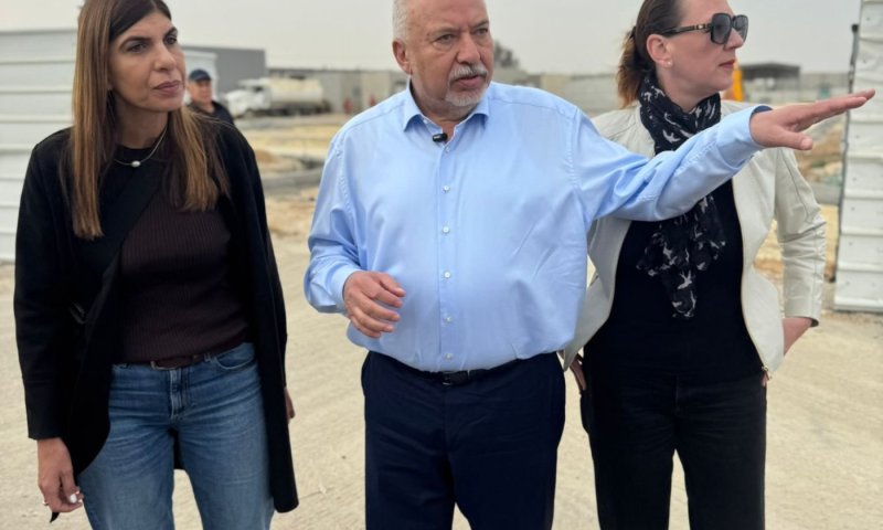 ליברמן במעבר כרם שלום: "ממשלת ה-7 באוקטובר מעבירה מס לחמאס"