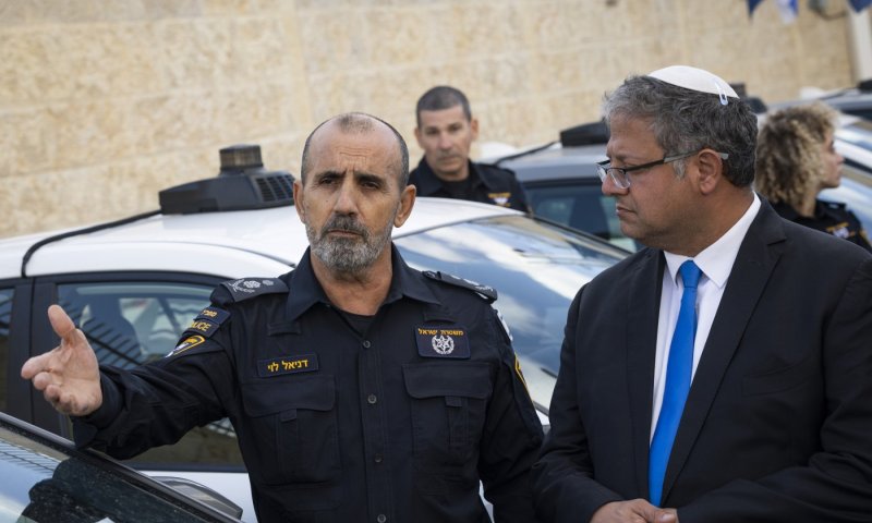המפכ"ל לשעבר במתקפה: "המשטרה איננה ניטרלית"