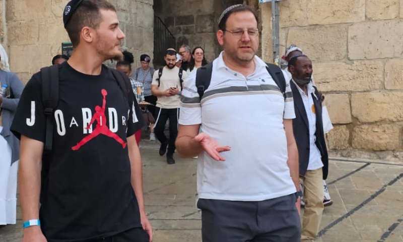 המתגיירים הגיעו לכותל: "יש לכולנו אבא אחד בשמיים"