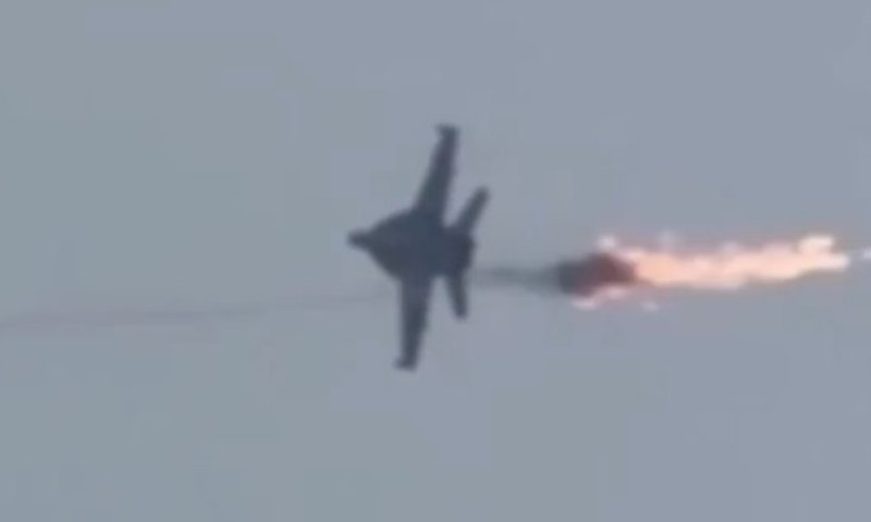 תיעוד דרמטי: מטוס קרב נפגע מטיל בשמי איראן