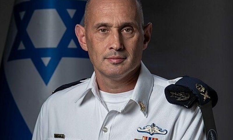בצל שאגת הארי: מפקד חיל הים מסיים את תפקידו