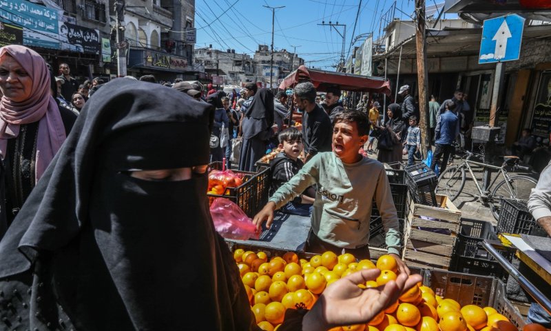 לקראת רמדאן: משאיות ממתקים ופינוקים נכנסות לעזה