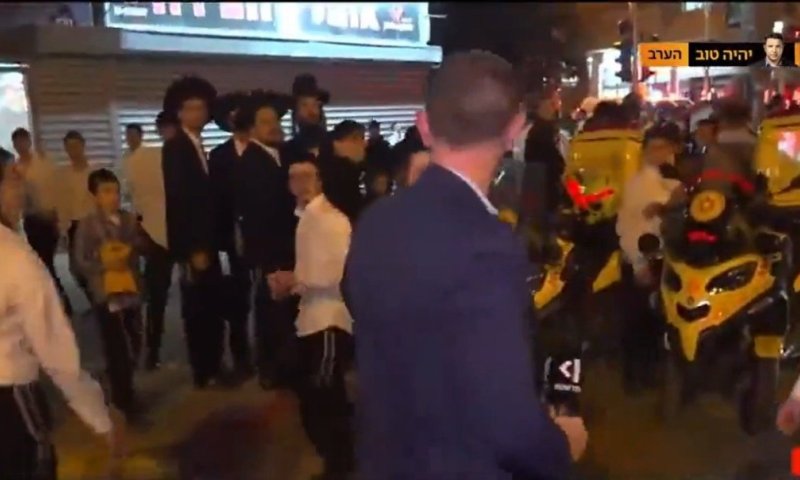 אלימות בשידור חי: כתב כאן חדשות הותקף בבני ברק | צפו