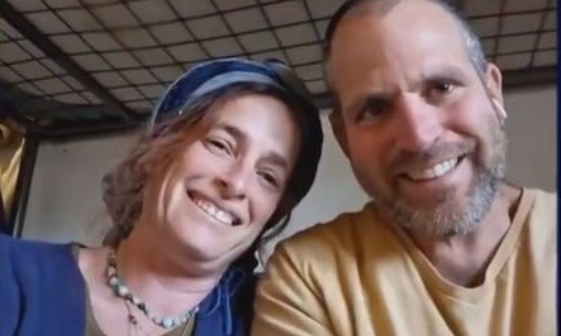 דמעות בשידור: הוריו של רס״ל ג׳ הפתיעו אותו באמצע ראיון. צפו