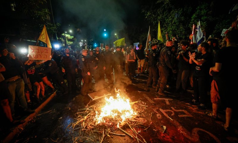 בית המשפט : יורחק המפגין שחילק מיצגים פוגעניים עם פני רה"מ