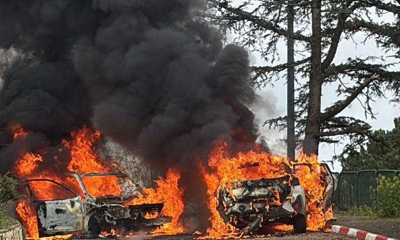 תיעוד קשה: רכבים עולים באש מפגיעה ישירה בצפון; הרוג במקום