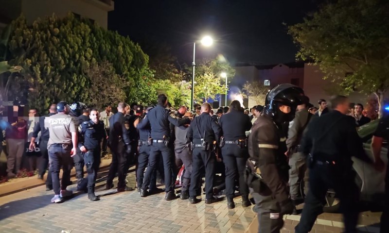 "חציית קו אדום": מפגינים חרדים פרצו לבית מפקד המשטרה הצבאית