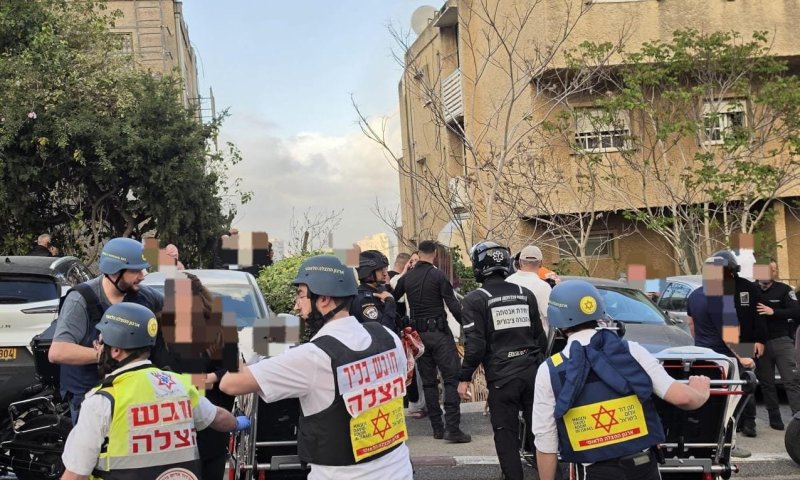 פגיעה ישירה בחיפה: 9 פצועים במקום, חשש ללכודים וקריסת המבנה