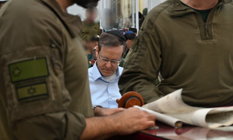 נשיא המדינה קורא מגילה עם לוחמי דובדבן