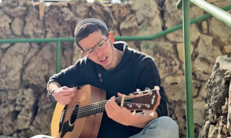 לראשונה מאז נפילת אחיו אלקנה הי"ד: אורי ויזל בשיר מקורי