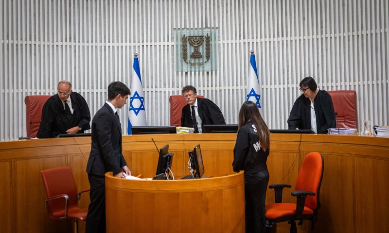 גורם בממשלה לסרוגים: "השופטים נותנים רישיון לעבור על החוק"