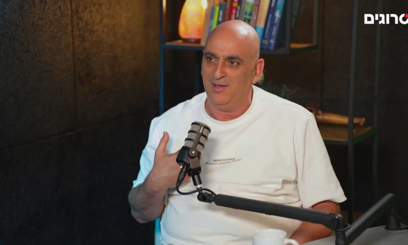 יובל המבולבל הולך עם ציצית - אבל לא חובש כיפה. זו הסיבה