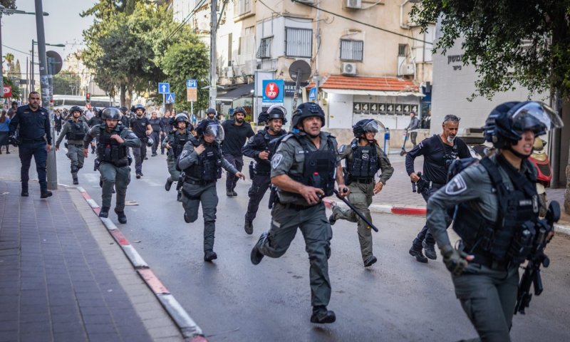 המהומות בבני ברק: 3 שוטרים נפצעו, עשרות נעצרו