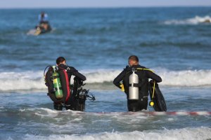 סערה בלב ים: שוטרים חילצו גולש במים בחוף הרצליה