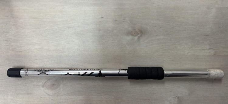 המוט איתו הכתה המטפלת את הצעירה, דוברות המשטרה 