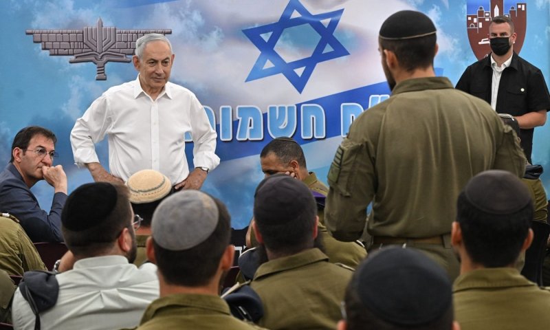 'מי שלא לומד שיתגייס': נתניהו מפתיע בביקור בחטיבת החשמונאים