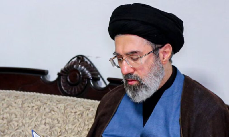 דיווח איראני: מוג'תבא חמינאי נבחר לרשת את אביו בתפקיד