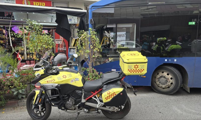 אירוע חריג ברמת גן: אוטובוס התנגש בבניין, 10 פצועים במקום