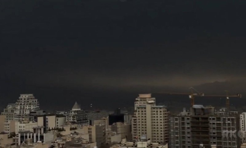תיעוד מטורף: עננים שחורים בטהראן בעקבות הפגיעה במאגרי הנפט