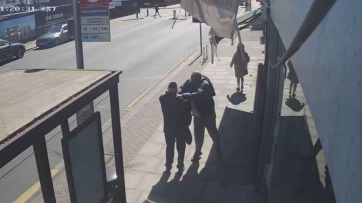 קשה לצפייה: המחבל שולף סכין ומתחיל לדקור - סרוגים