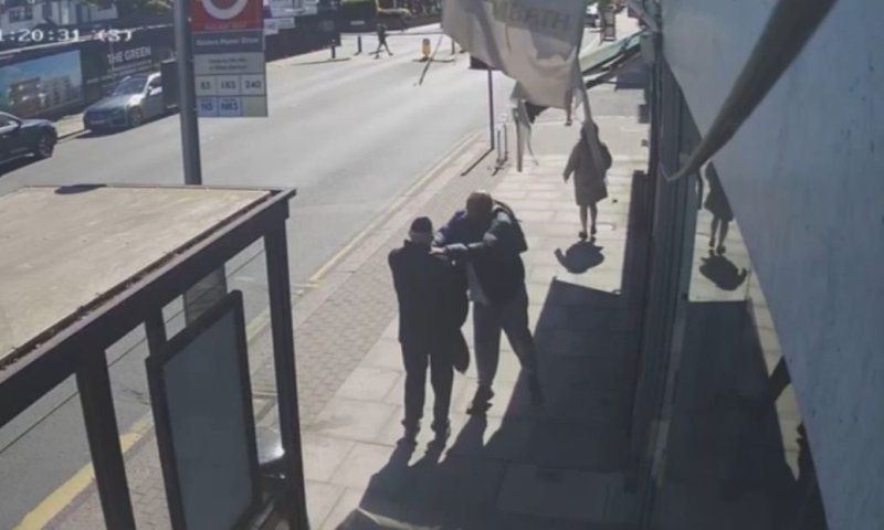 קשה לצפייה: המחבל שולף סכין ומתחיל לדקור