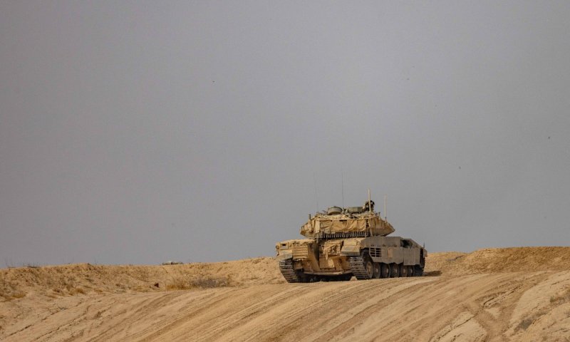 טנק נתקע בבוץ, חילוצו עוכב בגלל צילומי סרט על טנקיסטיות