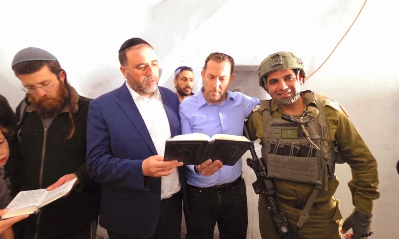 לילה מיוחד: אלפים עולים כעת לקבר יהושע בן נון ביום ההילולה