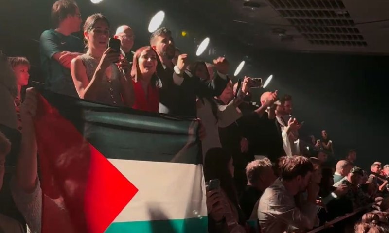בזמן ההופעה של נועם בתן: דגל פלסטין הונף בקהל | צפו