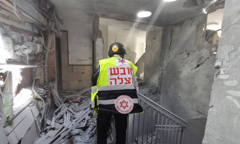 טיל מצרר מאיראן: 27 זירות נפילה במרכז, פצוע בינוני ברמת גן