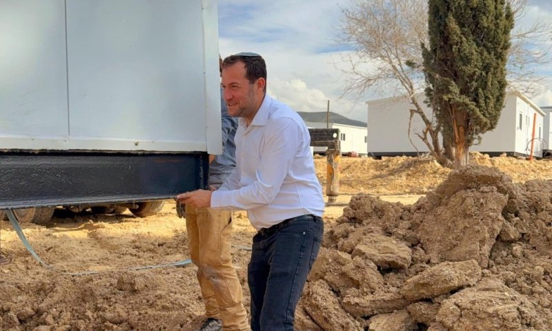 סגירת מעגל: יוסי דגן הניח את הקראוון במקום בו ביתו נהרס