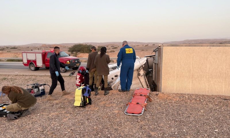 משאית התהפכה בכביש 90: הנהג נפצע באורח קשה