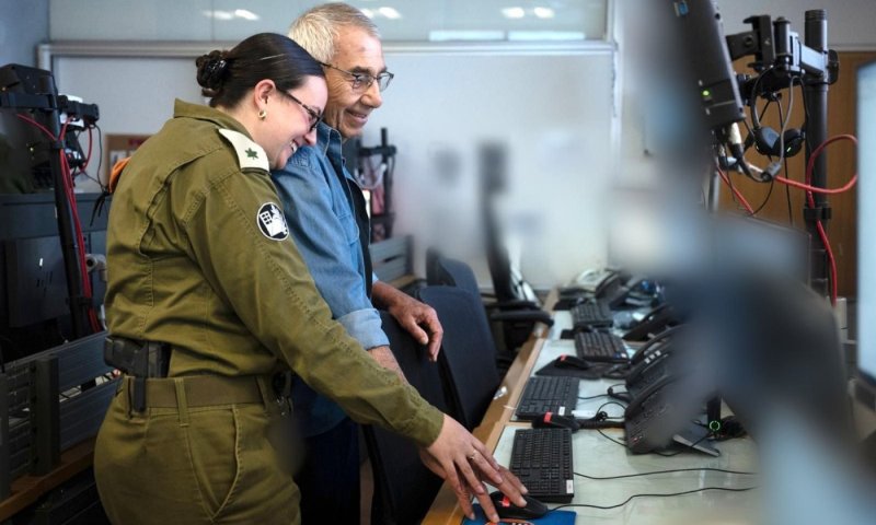 דור שני לשורדי שואה ונכדתו הקצינה הפעילו יחד את הצפירה