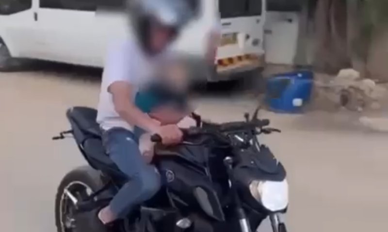 תיעוד מטורף: מסכן את חייו של אחיו הפעוט בשביל לייקים