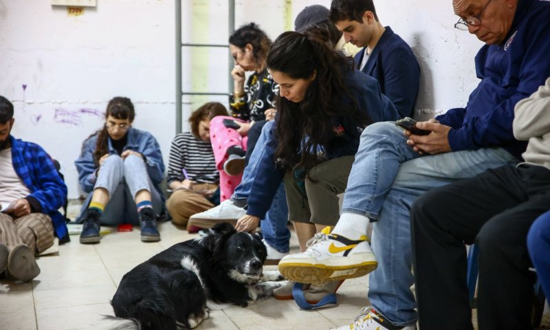 "זה לא הזמן לחנך ילדים לא להיות במסכים": כך מתמודדים עם הלחץ במקלטים