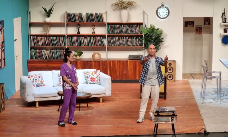 "שעה של שקט": הקומדיה שבה הכול מתפרק | ביקורת הצגה