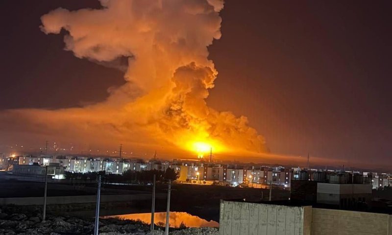 מרהיב: בתי הזיקוק באיראן בוערים בלפידי ענק
