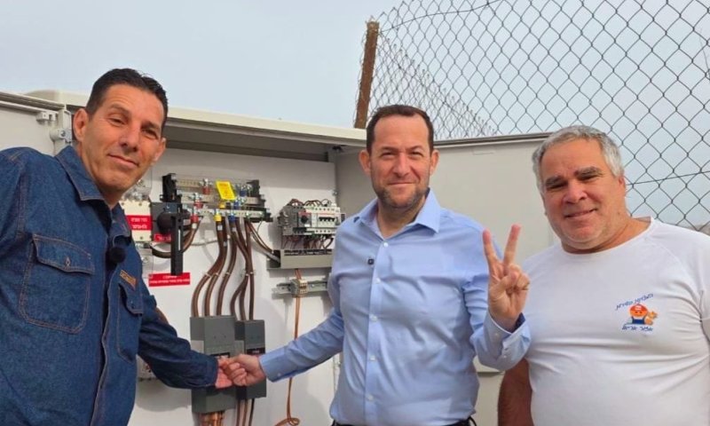 העובדים שכיבו את החשמל בגירוש - הדליקו אותו יחד עם יוסי דגן