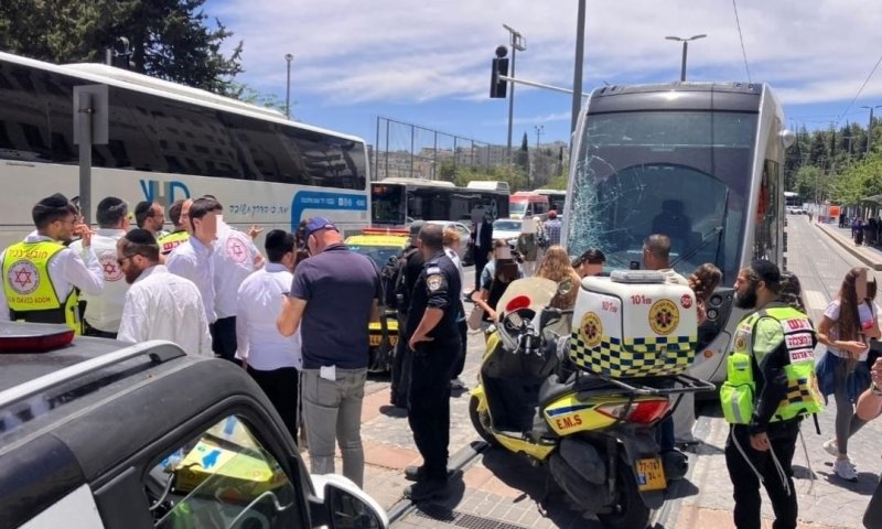 ירושלים: 3 פצועים בתאונה בין הרכבת הקלה לאוטובוס 