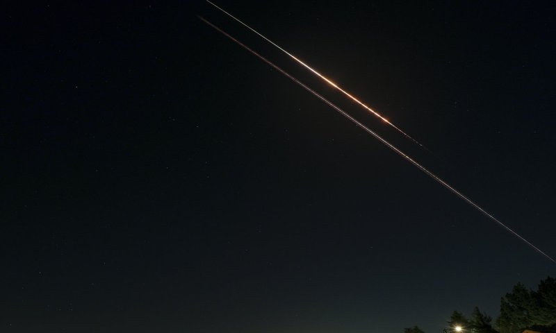 שיגורים מלבנון: עשרות רקטות נורו לצפון, רסיס פגע במבנה 