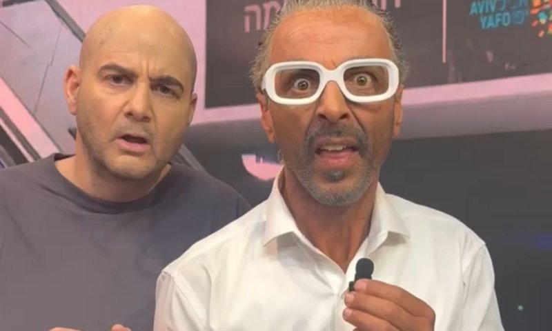 תומר מישקף לבן ולירן חולצה אפורה מגיעים לארץ נהדרת