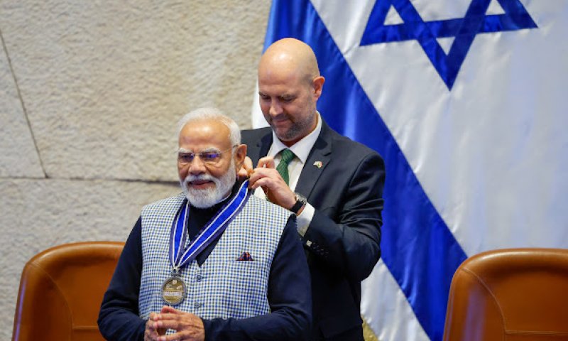 הראשון אי פעם: אמיר אוחנה העניק לר"מ הודו את 'עיטור הכנסת'