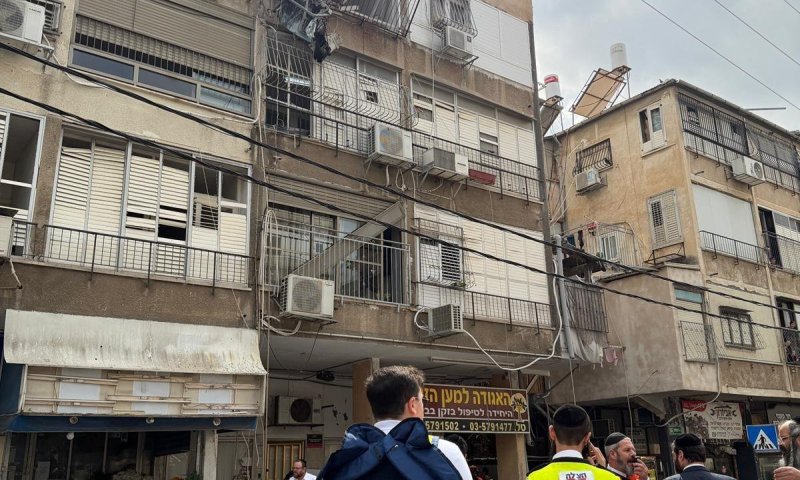 פגיעה ישירה בבניין בבני ברק; בן 60 נפצע בינוני