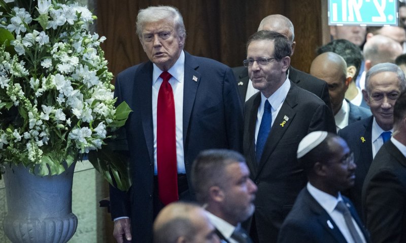 לשכת הרצוג: "בשעה שכולם מגוייסים, הנשיא לא עוסק בחנינה"