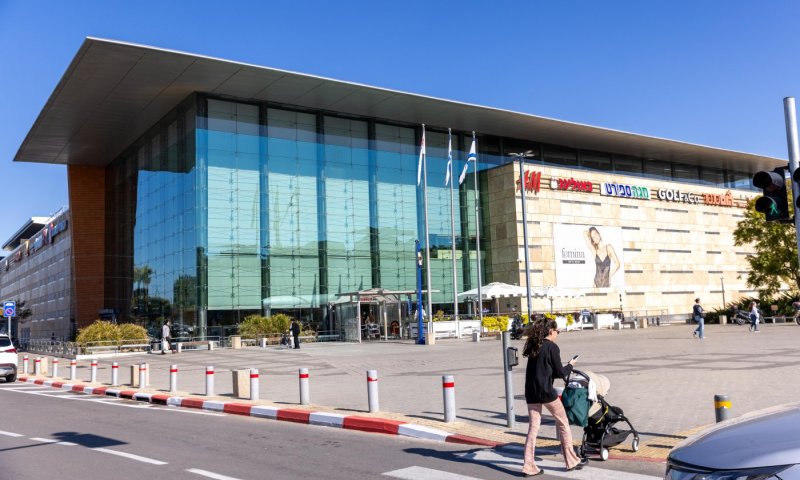 שריפה בקניון שבעת הכוכבים בהרצליה: כוחות כיבוי גדולים במקום
