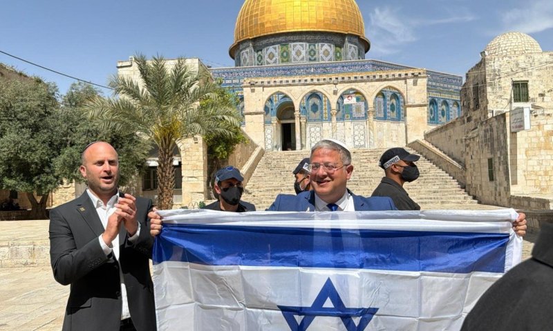 בן גביר עלה להר הבית והניף דגל ישראל: "הר הבית בידינו"
