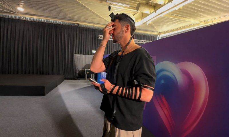 רגע לפני העלייה לבמה: נועם בתן מניח תפילין מאחורי הקלעים | צפו