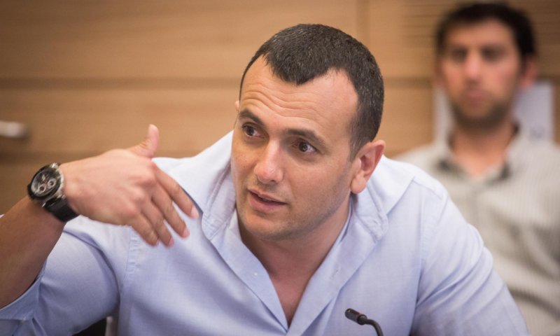 פרסום ראשון: זה המנהל הבכיר שבנט רוצה לצרף למפלגה